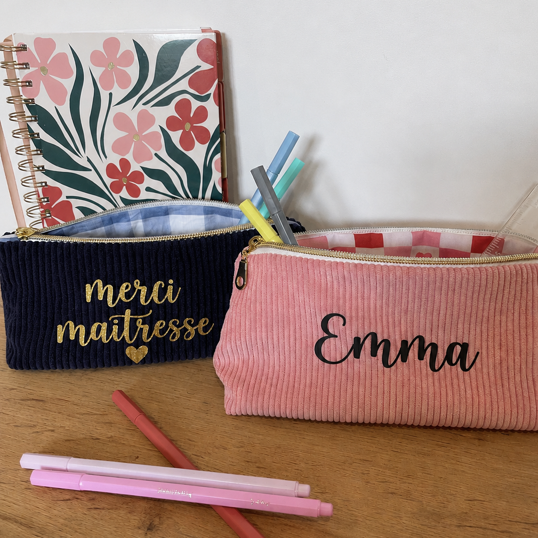 Trousse personnalisée en velours côtelé avec prénom et message maîtresse