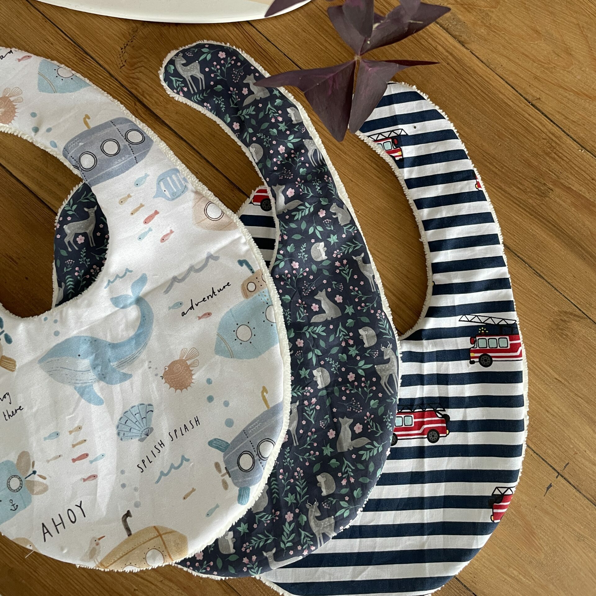 Lot de trois bavoirs rond pour protéger le bébé lorsqu'il mange