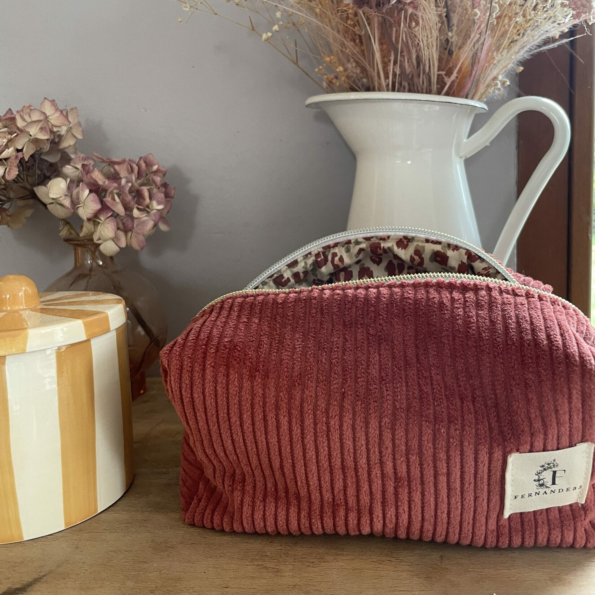 Trousse à maquillage en velours côtelé couleur bordeau