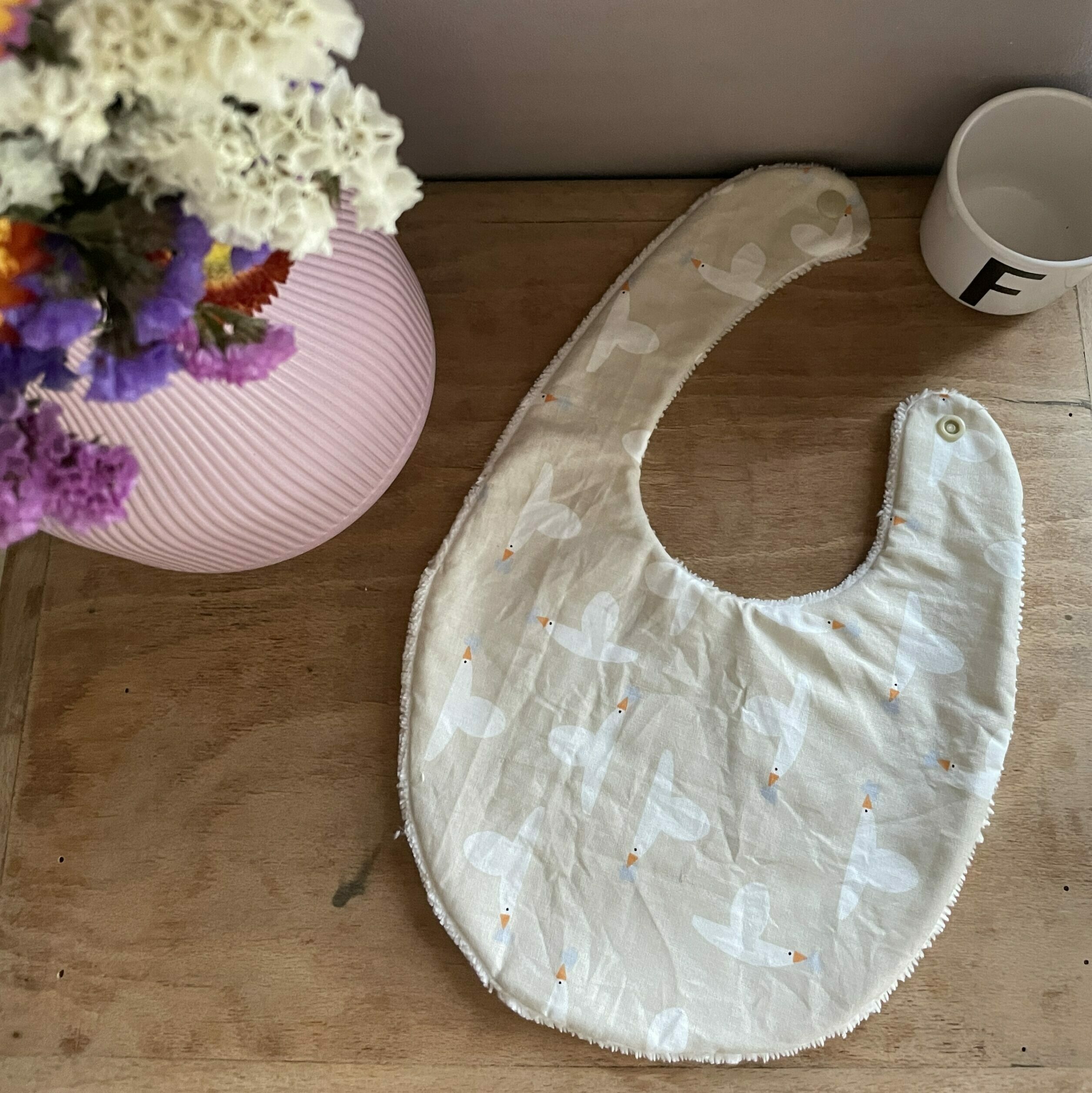 Bavoir rond pour enfant avec motifs d'oie