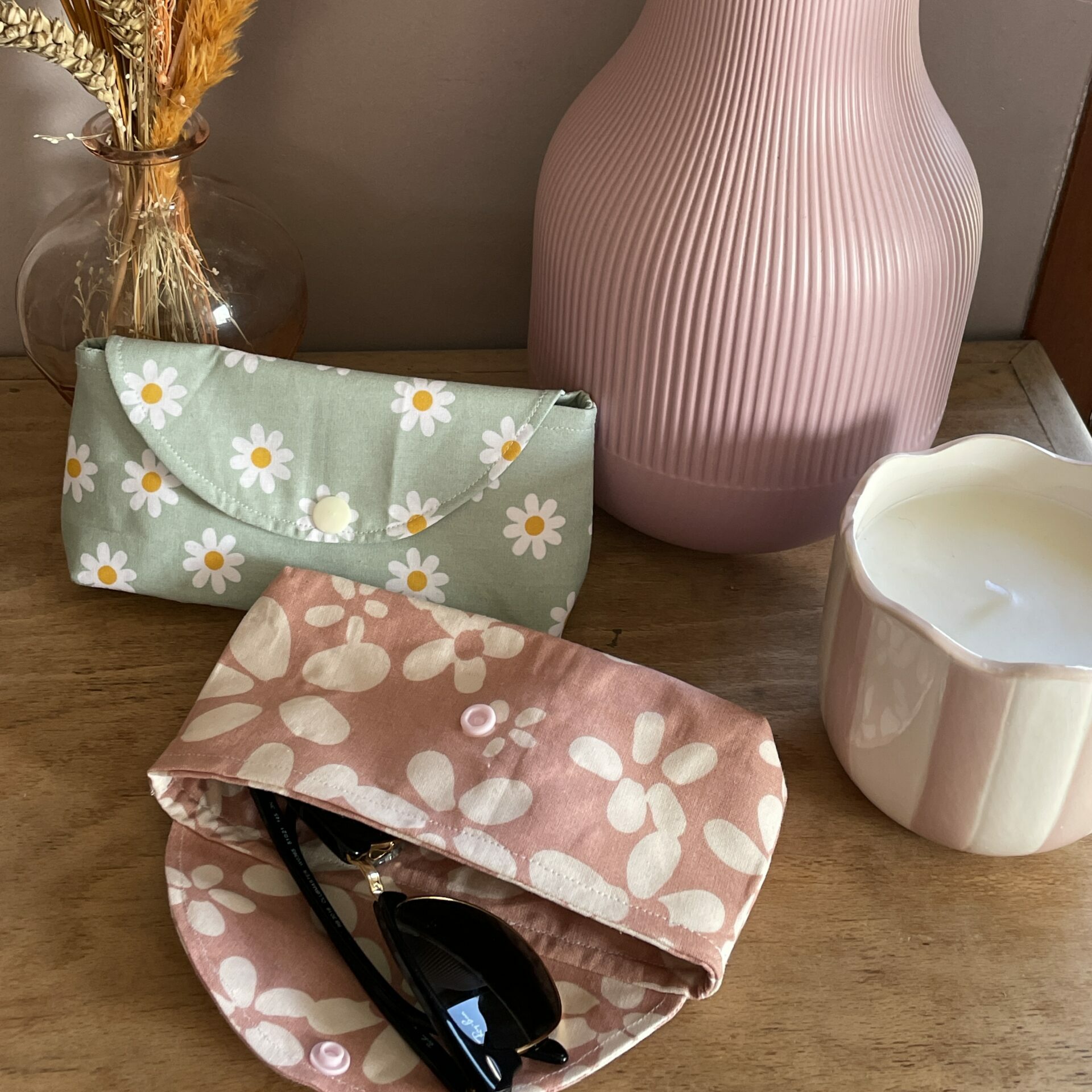 Deux étuis à lunettes à fleurs
