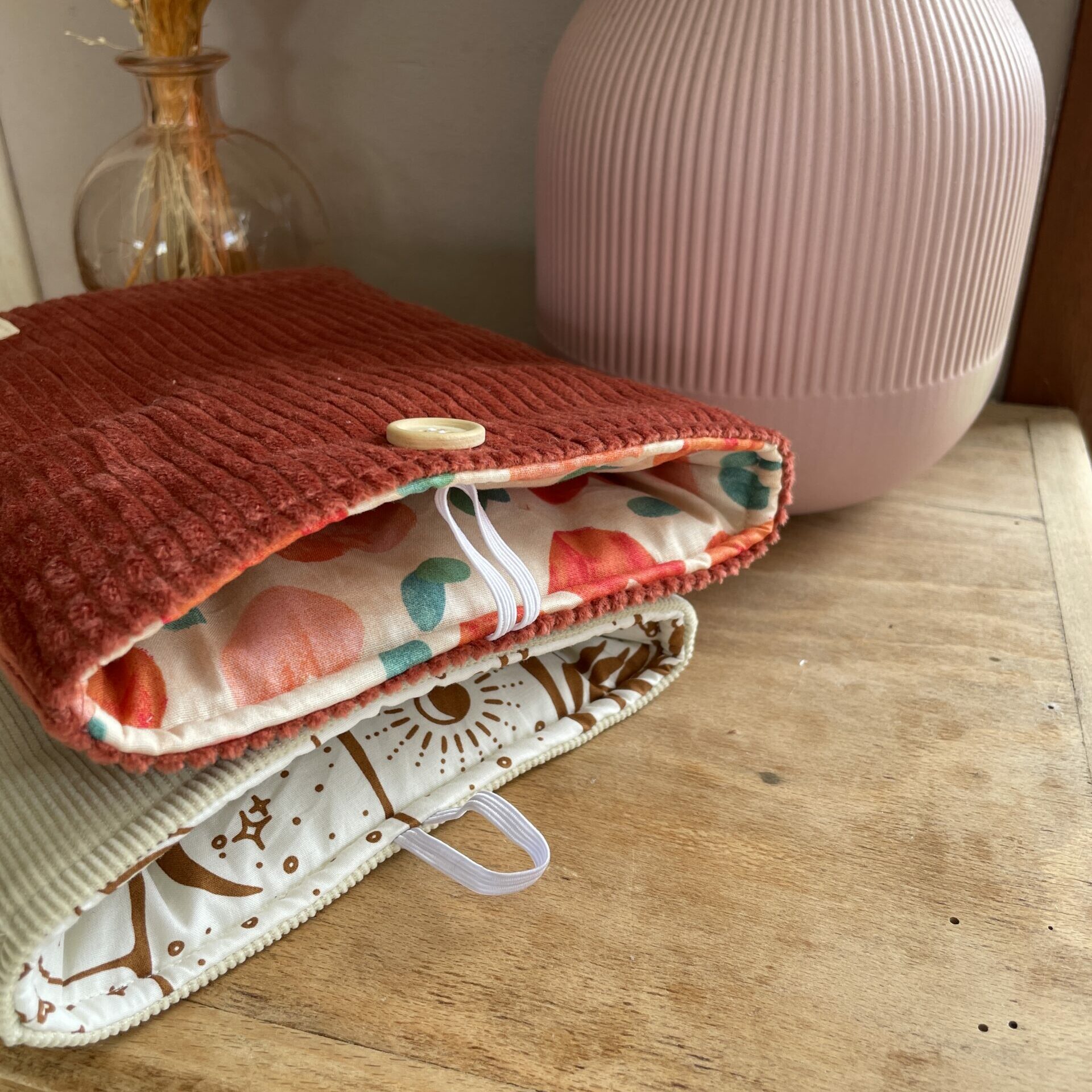deux pochettes à livre en velours côtelé