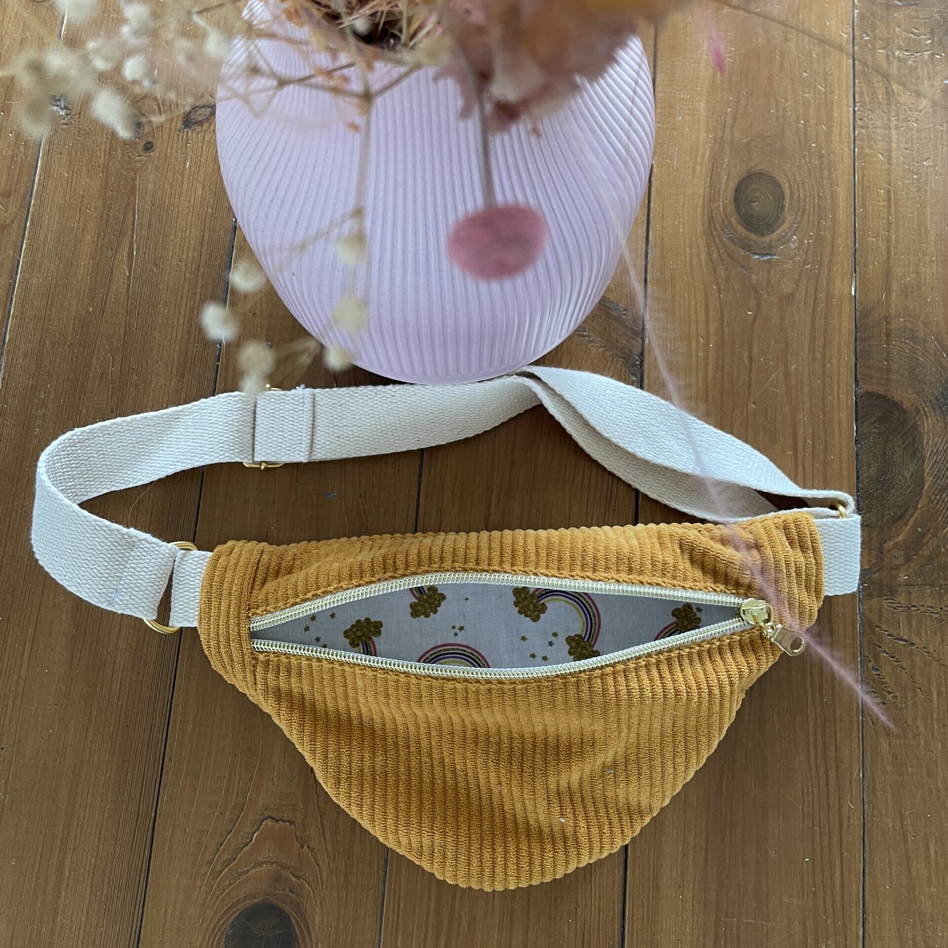 Sac banane taille enfant en velours côtelé couleur moutarde