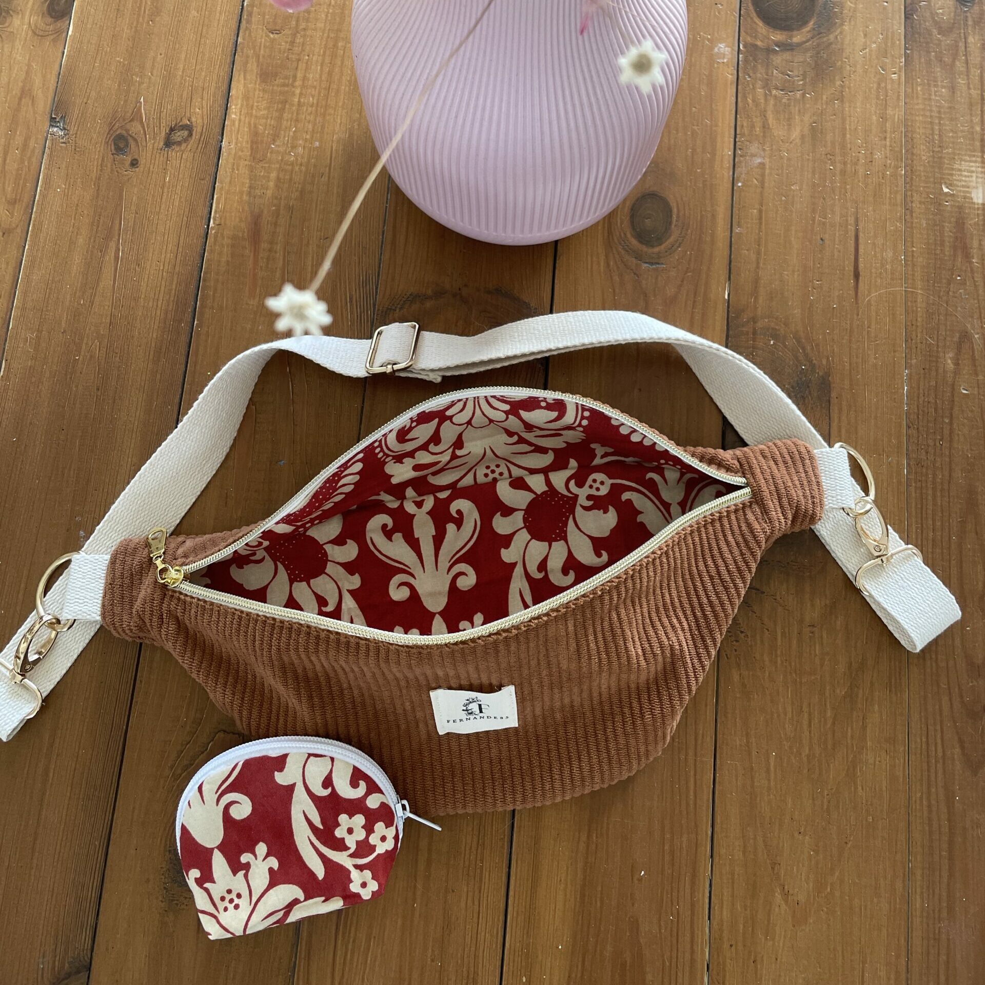 sac banane en velours côtelé marron et son porte-monnaie demi-lune couleur rouge Fernande35