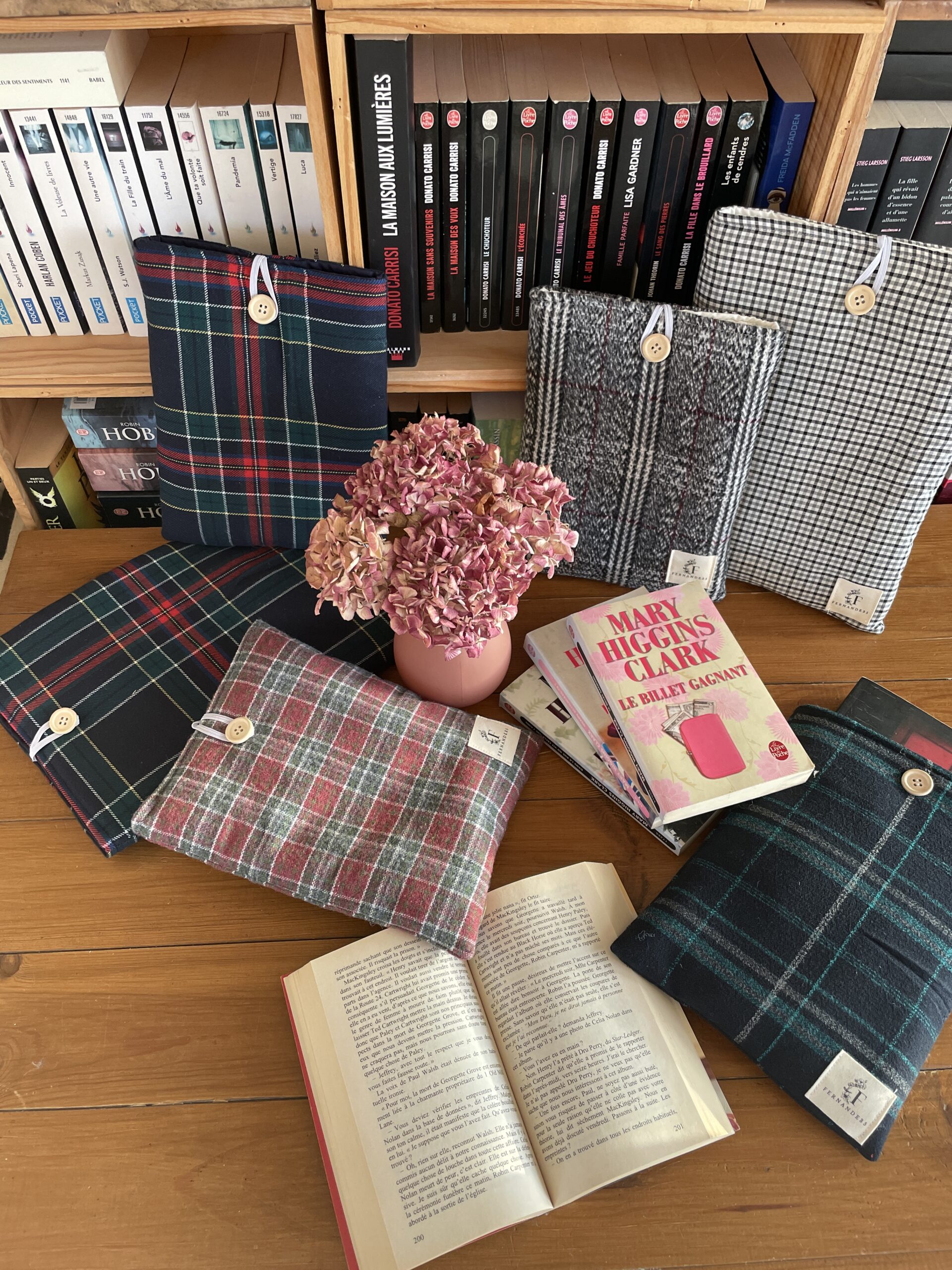 pochettes à livres exposées devant une bibliothèque avec un livre ouvert