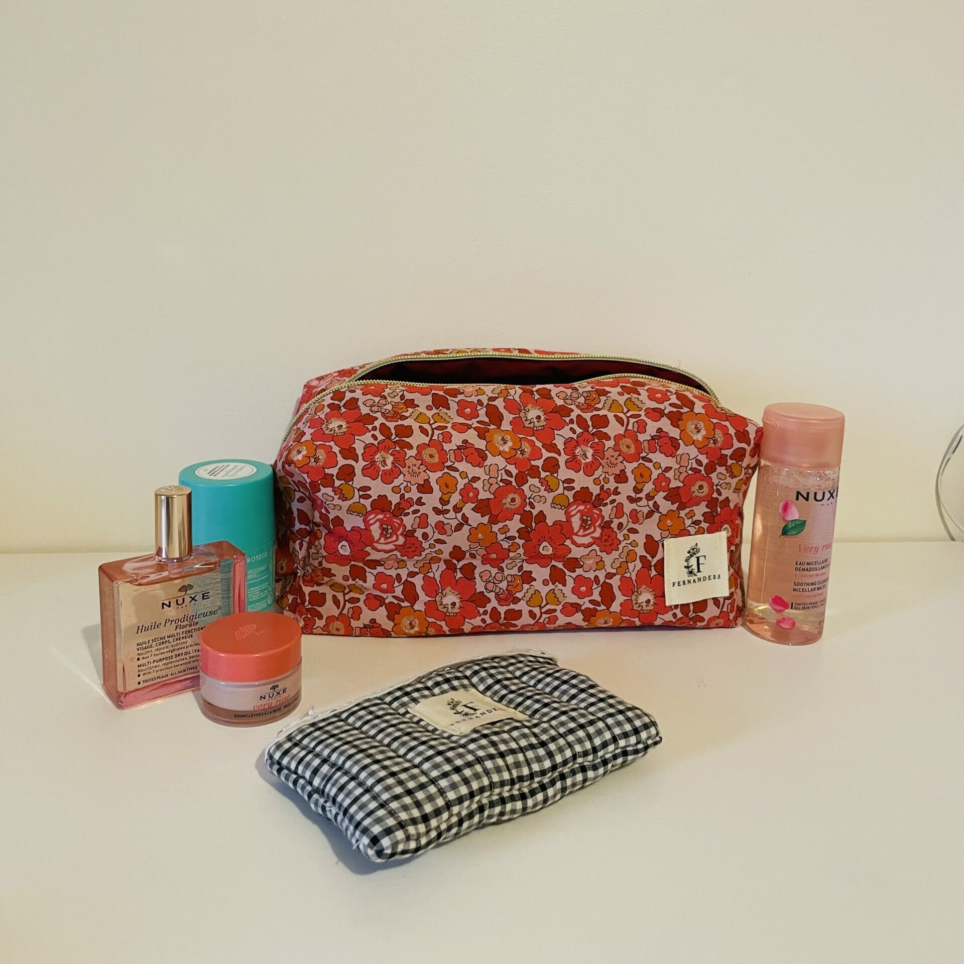 Trousse à maquillage avec motifs de fleurs rouge