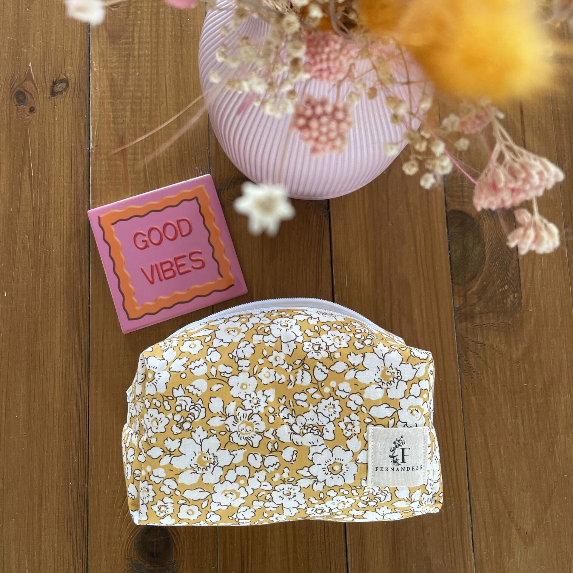 Trousse à maquillage de couleur moutarde à fleurs de la marque Fernande35