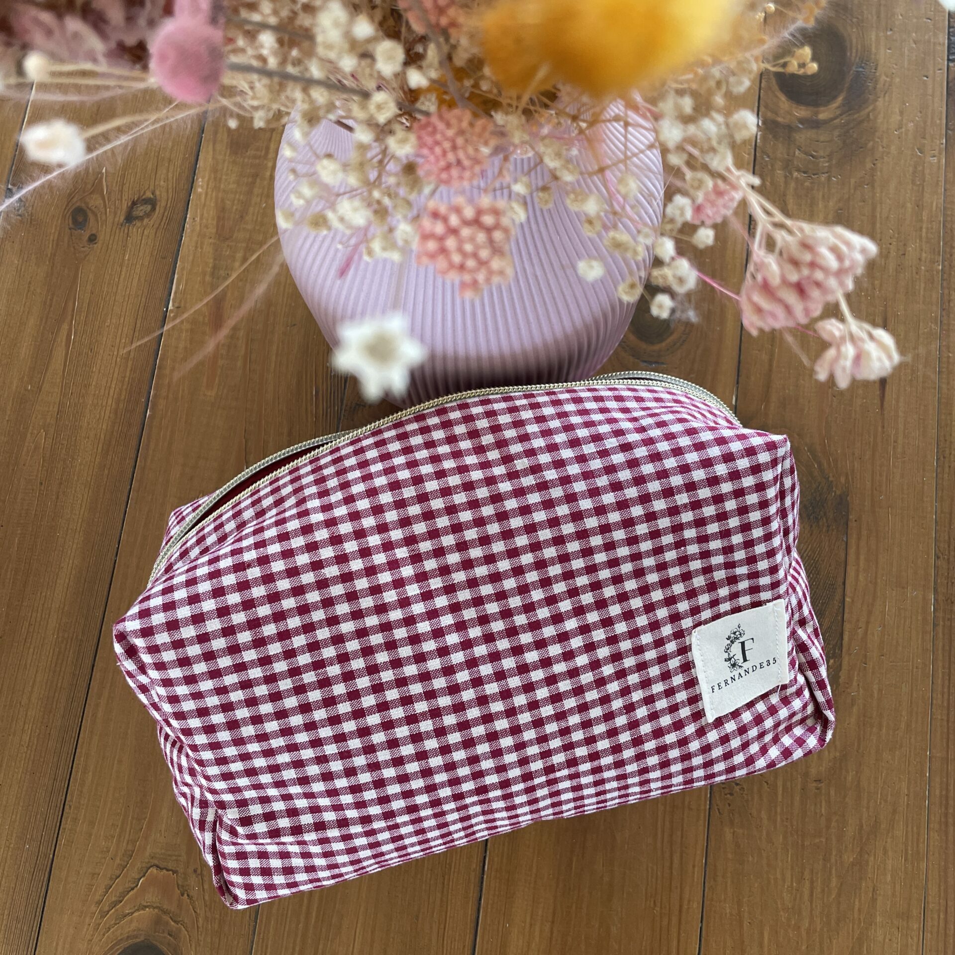 Trousse maquillage de la marque Fernande35 couleur nappe rouge à carreau