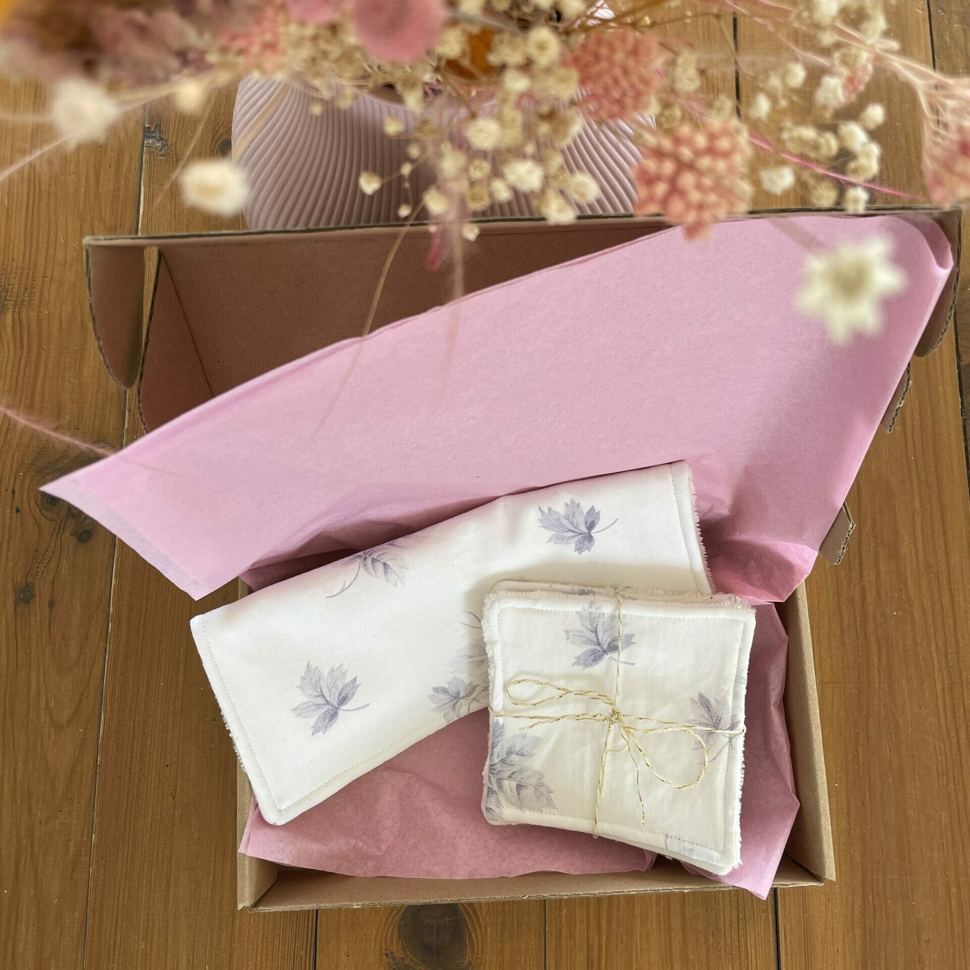 Coffret Beauté Visage – Serviette Douce & 4 Lingettes Réutilisables - Double gaze blanc à feuilles