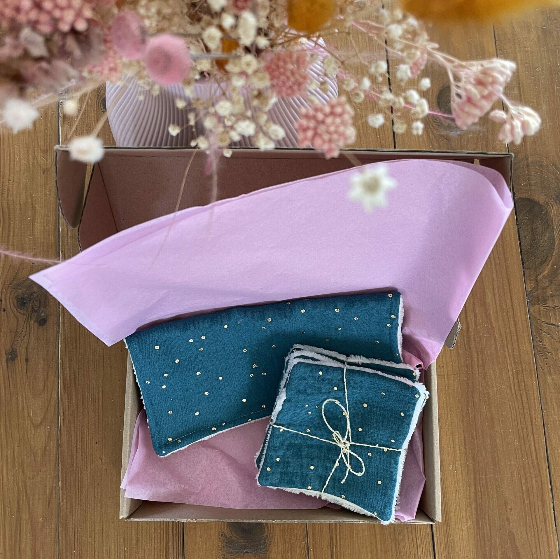 Coffret Beauté Visage de la marque Fernande35, contenant une serviette Douce et 4 Lingettes Réutilisables - Double gaze pois Bleu paon