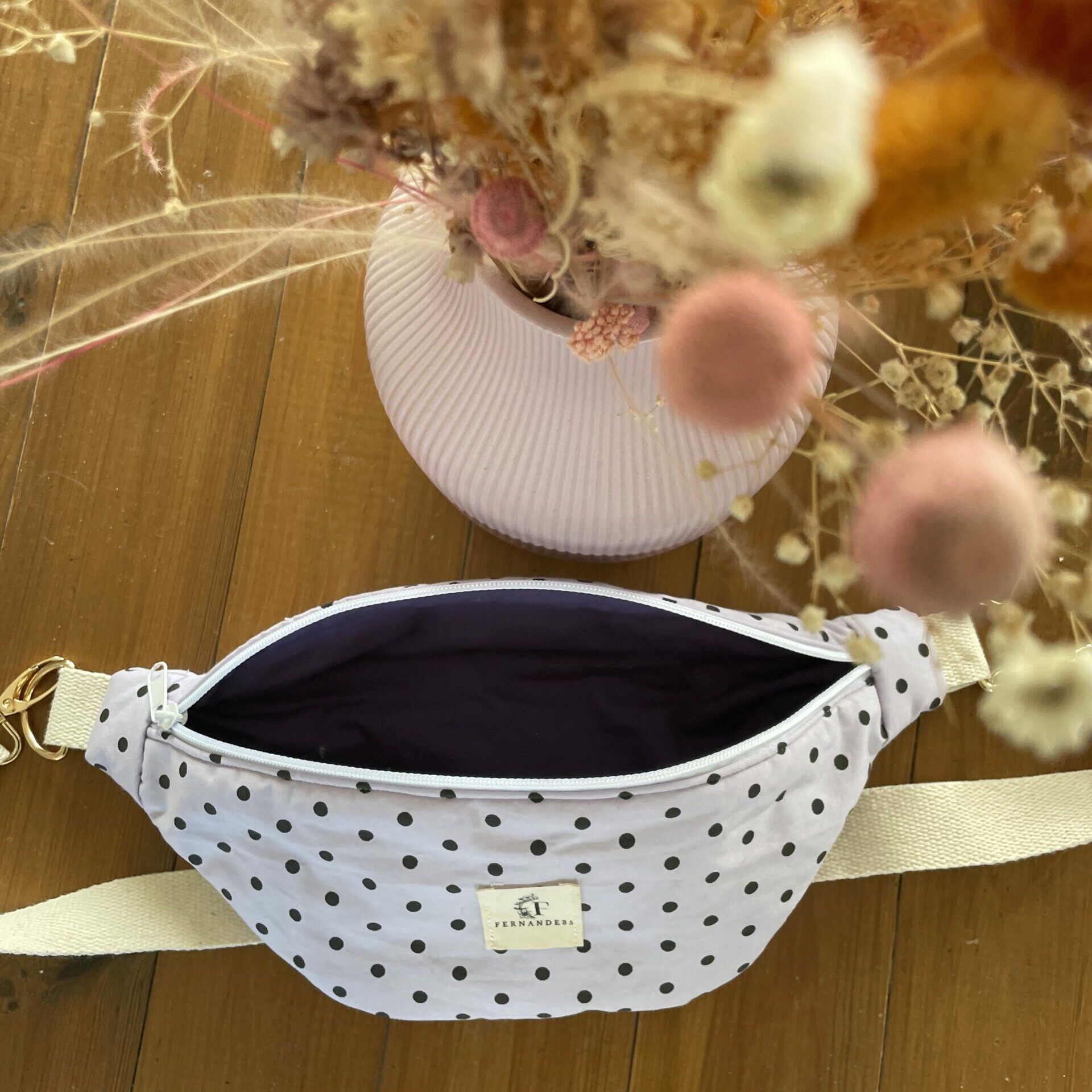 sac banane en tissu blanc avec des pois noirs très tendance