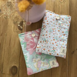 Pochette à livre en tissu recyclé avec des motifs fleuris