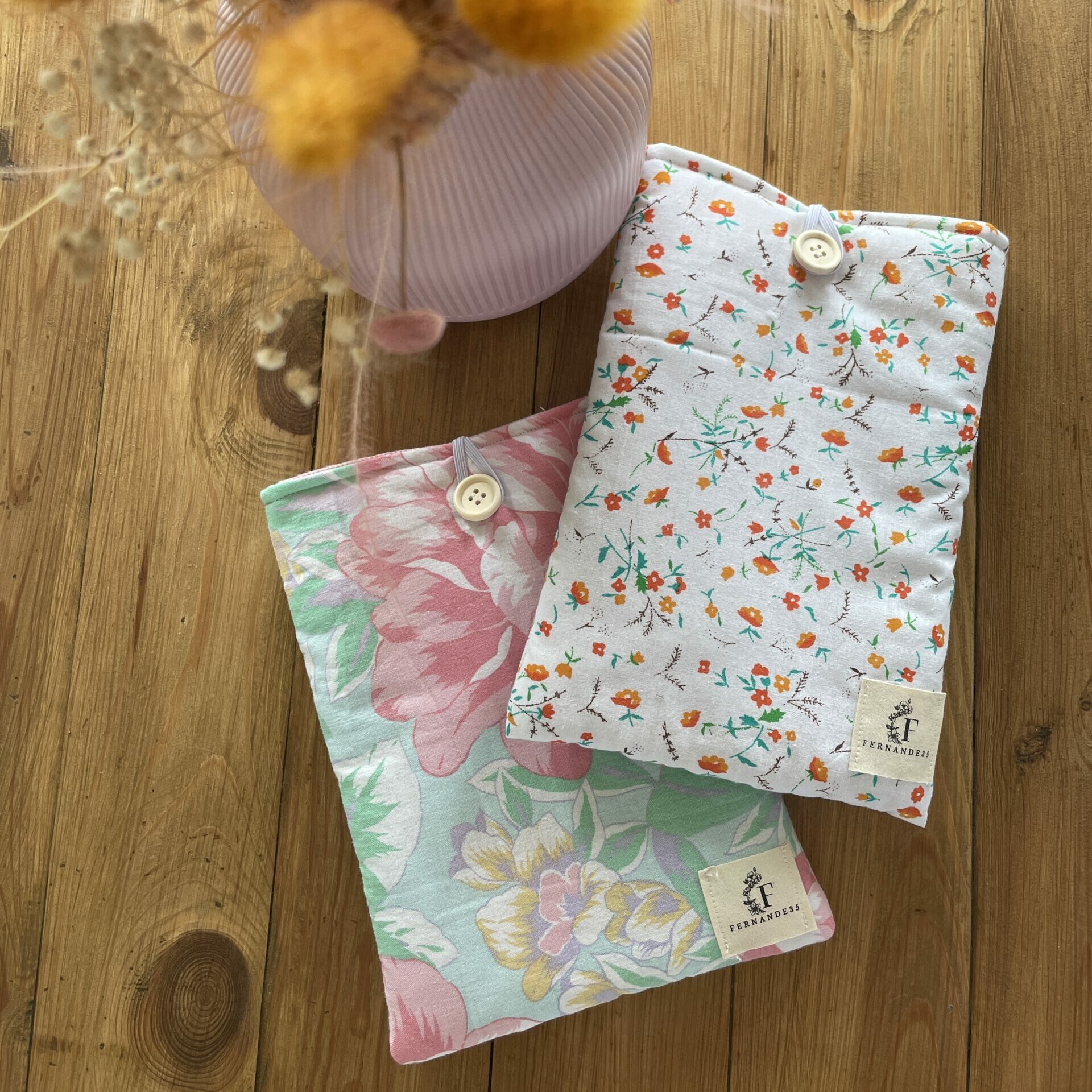 Pochette à livre en tissu recyclé avec des motifs fleuris