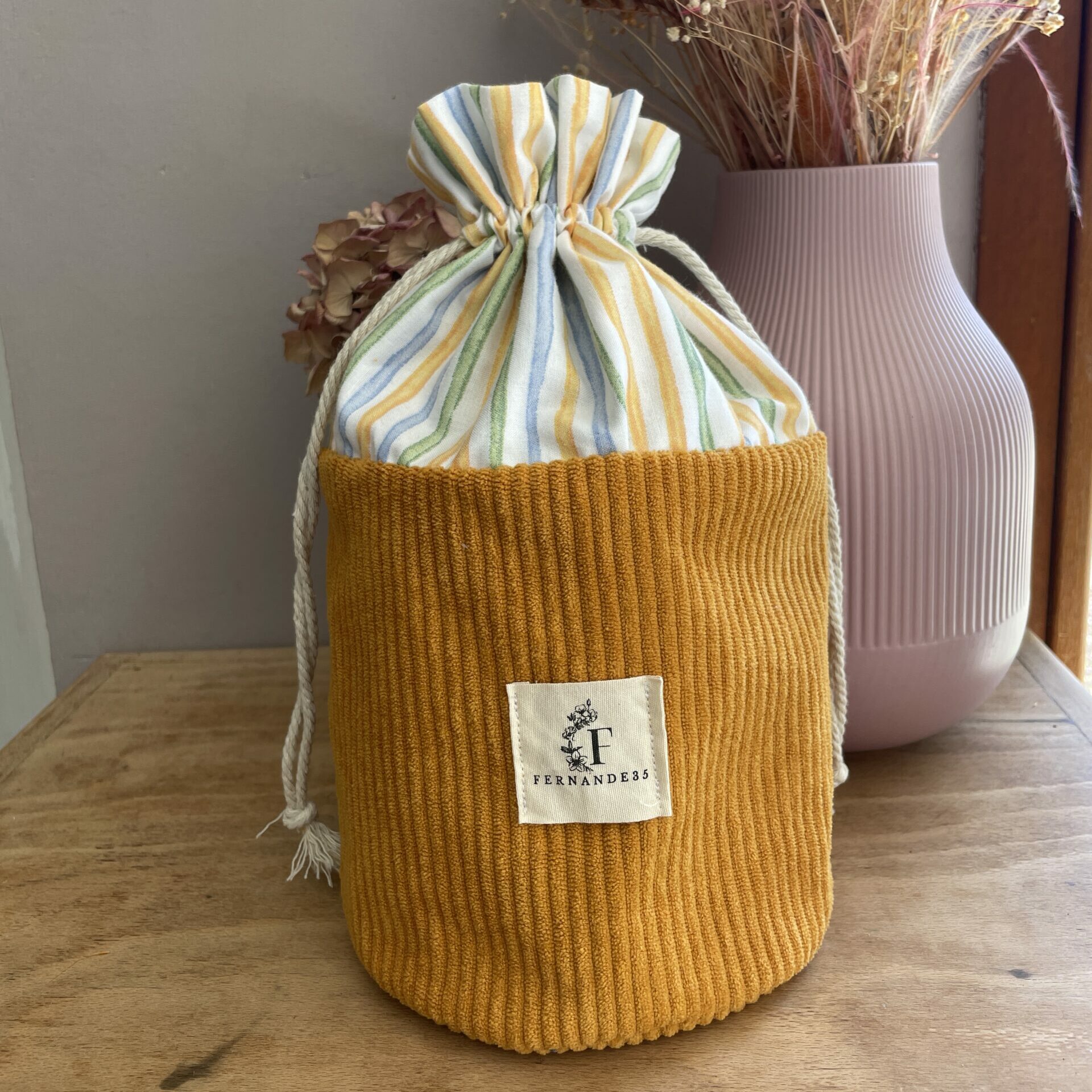 Sac pochon rond en velours côtelé couleur moutarde